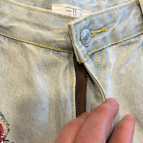 ETWO Embroidered High Rise Distressed Raw Hem Jean Shorts - Picture 5 of 12